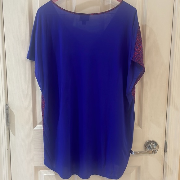 NWOT V-Neck Red/Blue Pattern Cap Sleeve Blouse - Picture 2 of 7